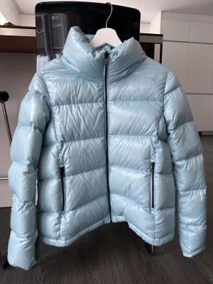 Colmar Jacka - Säljer en jättefin ljusblå pufferjacka från Colmar med hög krage. Köpte på Vinted men satt tyvärr inte som jag hoppades därav säljer jag vidare den:) Perfekt till vintern för att hålla dig varm och samtidigt snygg! Storlek 42 vilket ungefär motsvarar en S. Hör av er om ni vill ha fler bilder eller funderar över något!🤍