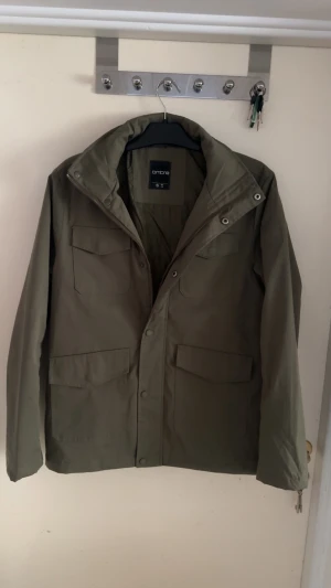 Grön field jacket  - Tja! Säljer denhär Gröna field jackan. Jackan är i ny skick eftersom den är använd ett få gånger. Har du S-M så kommer den sitta perfekt! Skriv gärna om du har några frågor eller funderingar. Priset är ej hugget i sten! 😃👍