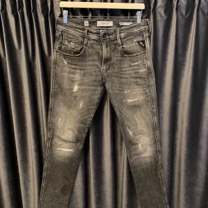 Replay anbass  - Replay anbass aged 10 - skick 8/10, använt med mycket bra skick, de har några lagningar (bild 4), men som är inuti jeansen och alltså inte syns på utsidan - på sista bilden kan ni se hur lagningen ser ut på utsidan, ser ut som en vanlig slitning, påverkar inte utseende eller användning alls! - storlek 28/32 men skulle säga att dom passar lite större i midjan, närmare 29/32 - tvärfeta slitningar🤩