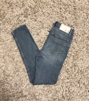 Tiger of Sweden jeans - Tja! Här har vi ett par riktigt snygga jeans från Tiger of Sweden i storlek w28 L30. Jeansen är i mycket bra skick och vid frågor eller funderingar är det bara att höra av sig!