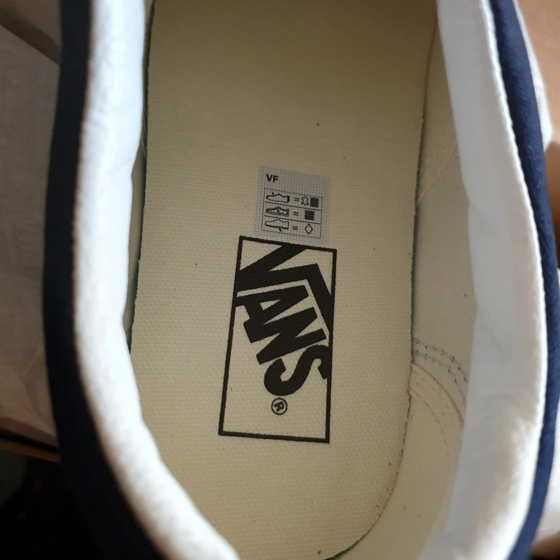 Blå och vita Vans Old Skool sneakers - 1