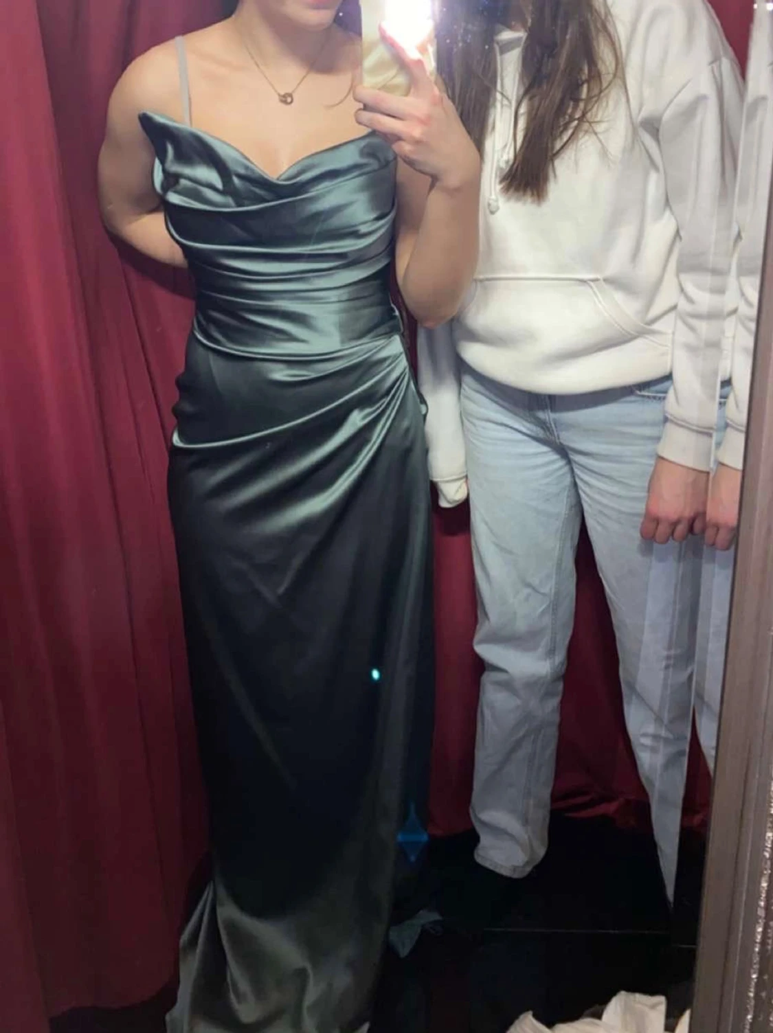 Grön satinklänning med slits - 3