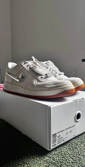 Nike Air Force 1 Travis Scott - Nike Airforce 1 Travis Scott i storlek 45! Använda, condition mellan 6.5-7. Saknas 3 swoshes (2 flame och 1 metallic) finns både box och kvitto på skorna. 