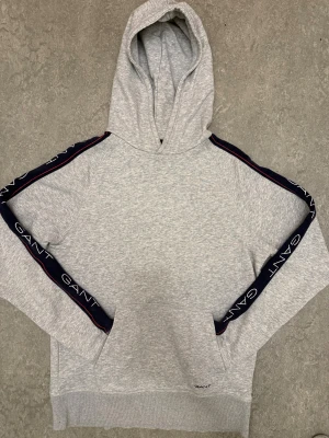 Gant Hoodie  - Tja! Säljer denna stilrena gråa Gant Hoodien ! Storlek M sitter mer som S / Skick 9/10 nästan aldrig använd! Priset är ej hugget i sten, tveka inte att kontakta vid frågor eller funderingar!