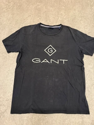 Gant T-shirt - Tja! Säljer denna stilrena Gant T-shirten ! Storlek S / Skick 5/10 ganska använd! Priset är ej hugget i sten,  tveka inte att kontakta vid frågor eller funderingar!