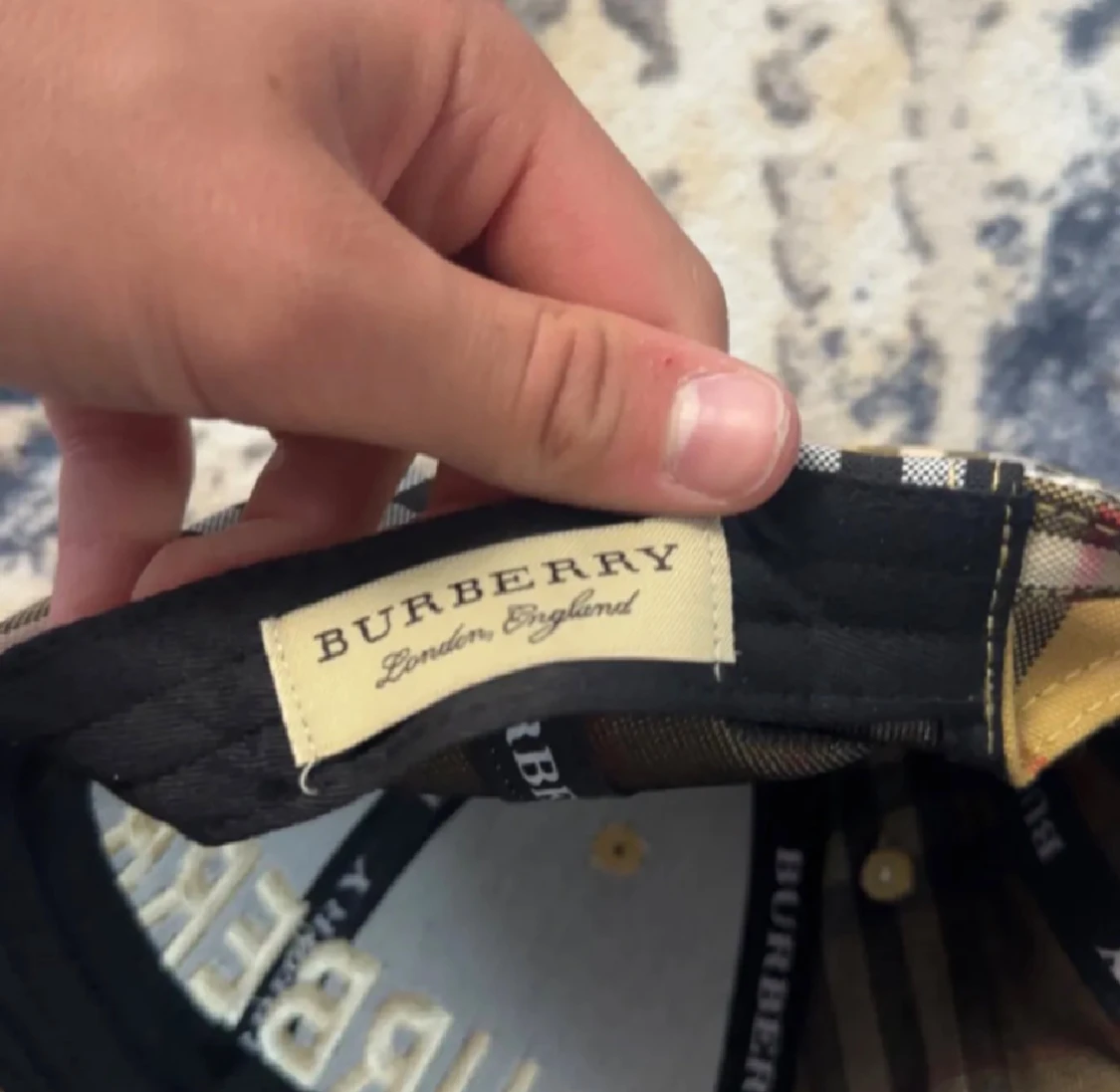 Burberry rutig keps med broderi - 1