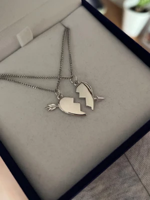 Maria Nilsdotter ”You and Me” inspirerat halsband  - Aldrig använda, silverpläterade och tillverkade i rostfritt stål. Kedjornas längd är 40+5 cm och nickelfria. Om du har fler frågor, tveka inte att höra av dig 🤗