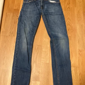 Dondup jeans  - Snygga blå Dondup jeans med klassisk skinny/straight fit. Jeansen är 10/10 skick. Perfekt för dig som gillar stilrena och tidlösa jeans. Storlek 14 år så ungefär 162-168