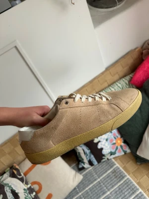 Saint laurent Sl/06 - Ett par feta skor från saint laurent i storlek 43. Skorna är gjorda i mocka och är sköna att ha på sig! De är i mycket bra skick och är endast använda ett fåtal gånger!                                          Nypris: 7000+kr  Mitt pris: 1399🤩🤩.                    Hör av er vid frågor! Pris går att diskutera vid snabb affär
