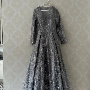 Glittrig långklänning från Belley - Säljer min fina klänning som jag hade på min systers bröllop stlr xss-xs jätte fin inga konstigheter. Nytt skick 