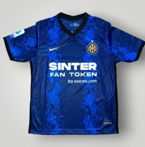 Inter Milan matchtröja strl S - Helt ny. Fin replika med grym kvalitet. Storlek: S pris: 349kr. Normal i passform. Först till kvarn som gäller. Skickas direkt inom 24h