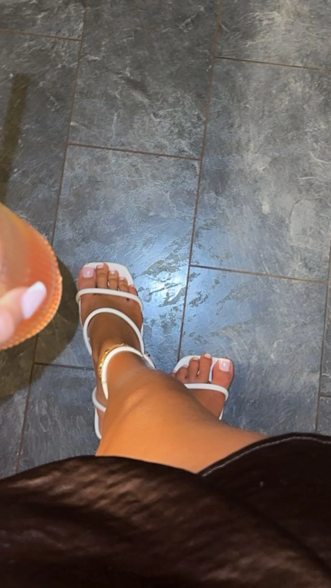 Vita sandaler med klack och remmar