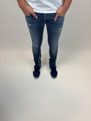 Dondup Jeans George  - Dondup Jeans George! Trendigaste jeansen på marknaden.  Skick= 9/10 Ny pris= 4000 kr Säljs för= 1099 kr  (Modellen har original slitningar från fabrik vilket är väldigt eftertraktat och populärt) 