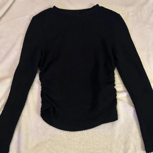 Långärmad tröja  - Säljer en svart långärmad ribbad tröja från Shein i storlek M/38. Tröjan sitter jättefint på.🩷