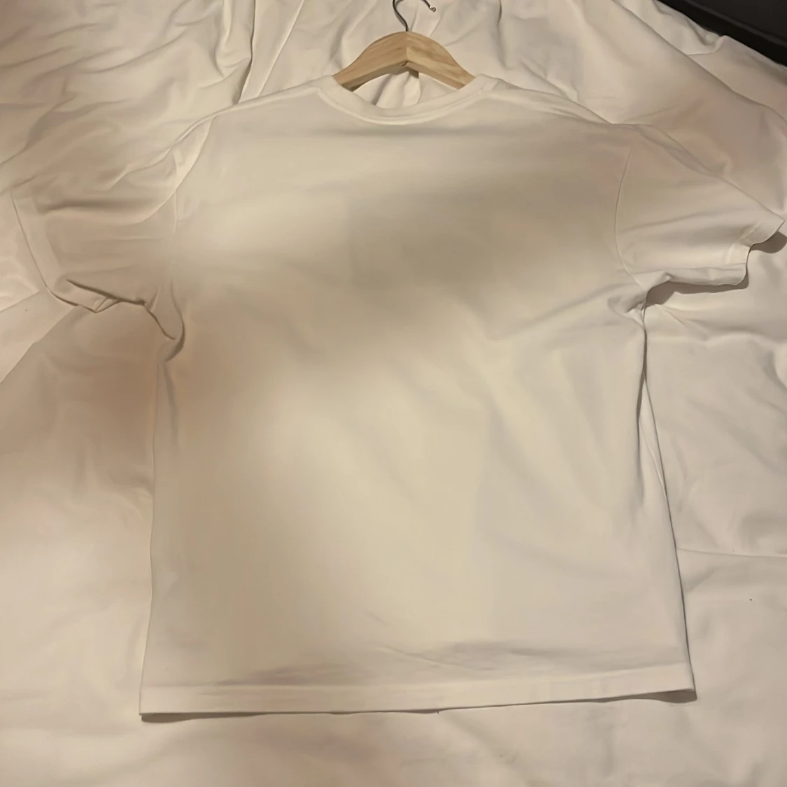 Vit t-shirt med konstnärligt tryck - 1