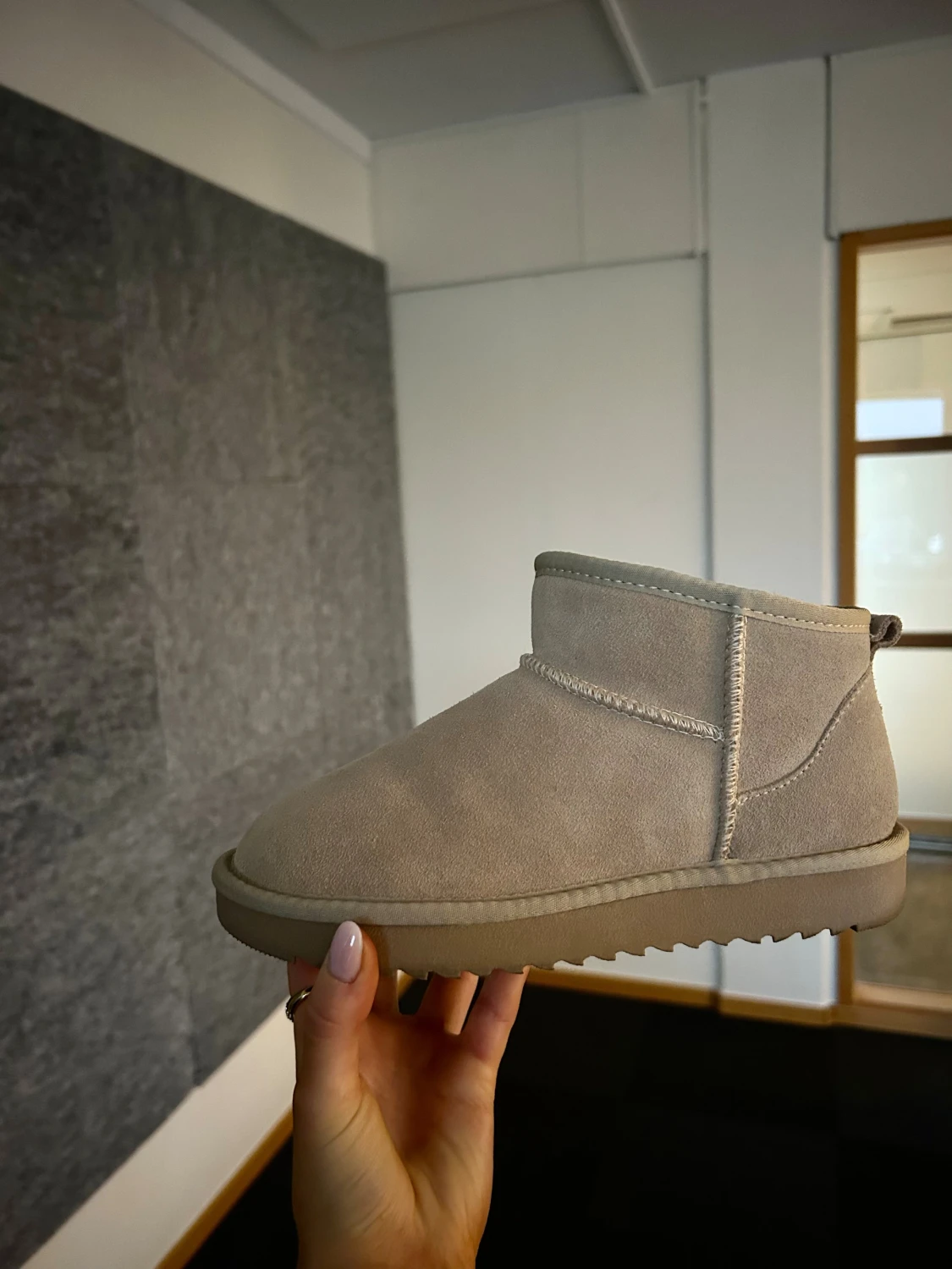 Beige boots i mocka med pälsfoder