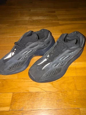 Adidas Yeezy 700 V3 svarta sneakers - Andvända med tagit väl hand om dessa. Sulorna ser nya ut 
