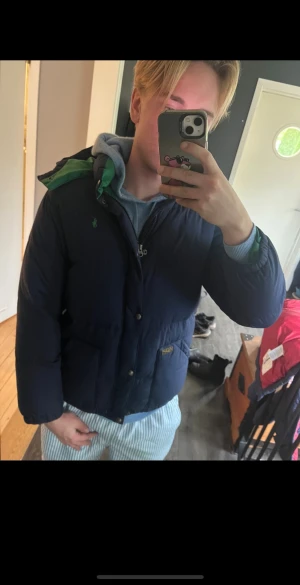 Ralph lauren jacka - Ralph lauren jacka perfekt till vintern och i bra skick. Checka även in mina andra jackor! Strorleken är L ungdom passar xs herr
