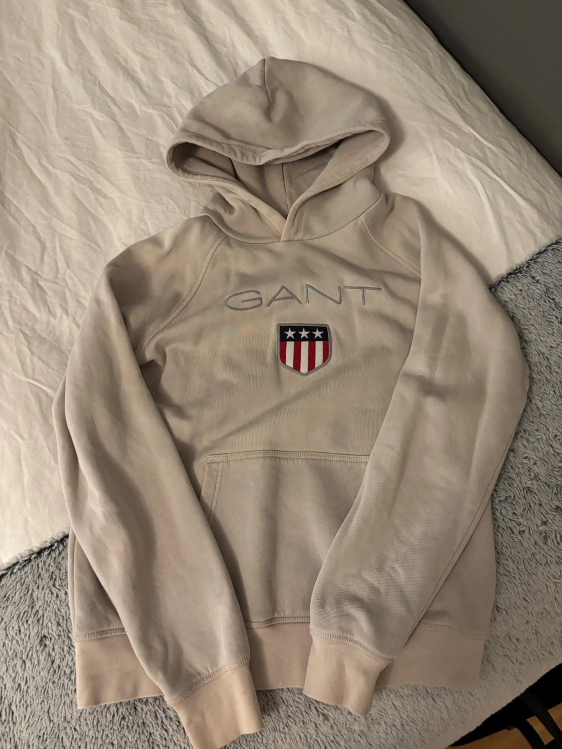 Ljusrosa hoodie från GANT - 1