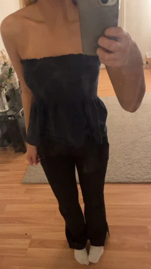 Marinblå bandeau tubtopp med volang - Säljer denna då jag aldrig använder den, fin marin blå volang topp typ, as gullig 🌸