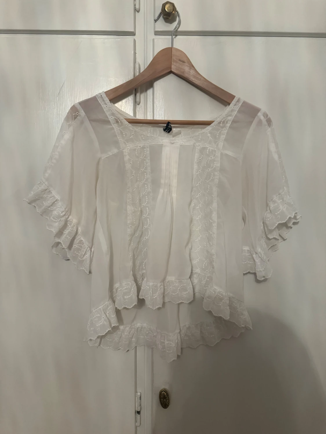 Vit blus med spets och volanger