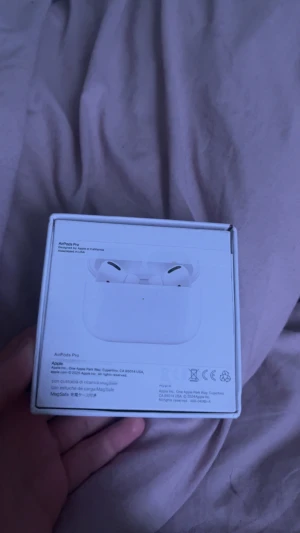 AirPods Pro - Snygga och populära Apple AirPods Pro med MagSafe-laddningsetui. Trådlösa hörlurar med aktiv brusreducering och hög ljudkvalitet. Fint skick, komplett med originalförpackning och tillbehör. Perfekt för musik, samtal och träning. Inga synliga defekter eller slitage.