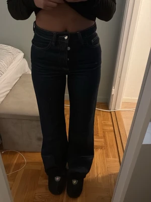 Mörkblå Jeans från Ginatricot - Mörkblå jeans från Gina Tricot i storlek 32