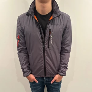 Sail racing jacka - Hej, säljer nu denna riktigt snygga Sail racing jackan i storlek M som är perfekt nu till kommande våren , skicket är 7/10 och vid minsta lilla fundering så är det bara att höra av sig 