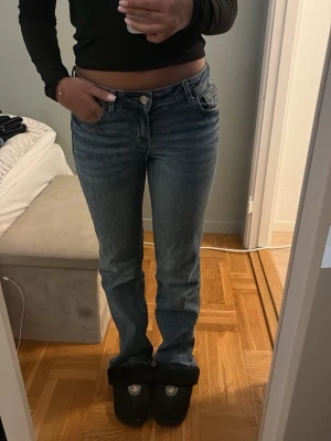 Blå straight jeans från H&M Divided - Säljer ett par klassiska blå jeans från H&M Divided i storlek 38. Modellen har normal passform med raka ben och midja som sitter perfekt. 