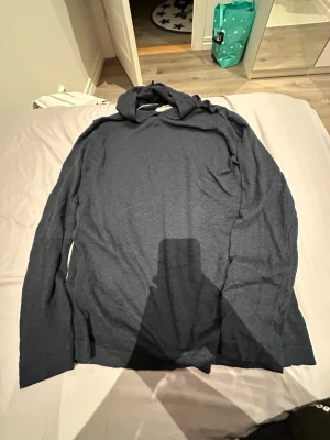 Mörkblå stickad tröja Tom Tailor XXL - Mörkblå stickad tröja från Tom Tailor Denim i storlek XXL. Tröjan har lång ärm och en enkel, klassisk design med mjukt material. Perfekt för kyligare dagar och passar till det mesta. Snygg och basic modell som är lätt att matcha.