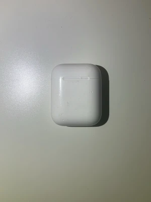 Apple AirPods  - Säljer ett par Apple AirPods haft de länge nu inte använda på ett tag ljudet läcker ut repor på skalet (ingen låda kommer med) 