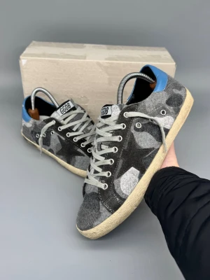 Golden Goose Skor | 42 - Golden Goose Superstar skor i snygg camo färg! Storlek 42, passar aningen större. Original box ingår!