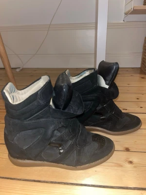 Svarta Isabel Marant skor - Isabel marant skor svarta, dem är använda fåtal gånger men är i fint och fungerande skick!!