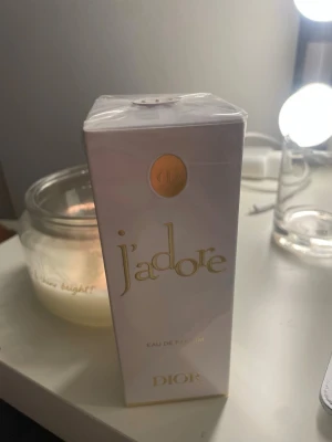 J'adore Eau de Parfum 30ml - J'adore från Dior som är helt oanständig och säljer pga att jag fick den i julklapp och kan inte lämna tillbaka.Volymen är 30 ml. 