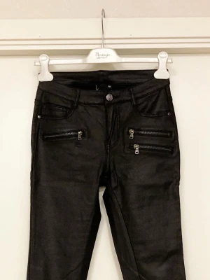 🍒Skinnbyxor (imitation)🍒 - 🍒EVERFROST GLOW🍒Snygga skinnbyxor (imitation) med slim passform och medelhög midja i väldigt fint skick. Kommer i ett stretchigt tyg med coatad yta. Stl 36, men passar mer som 38-40. Snygg stylad till vinterns outfits🍒