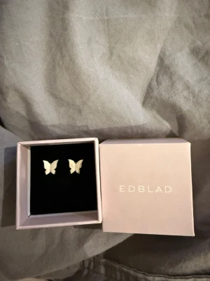 Öronhängen edblad  - Silvriga fjärils öronhängen från edblad, aldrig använda 