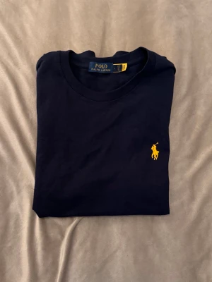 Ralph lauren T-Shirt - Riktigt fräsig Ralph lauren T-shirt i storlek L/M.   Priset : 299 || Stolek L ||.  Tröjan är i super bra skick och knappt använd.😁                        Rökfritt hem✅ Hör av er vid eventuella frågor eller funderingar. MVH Karl