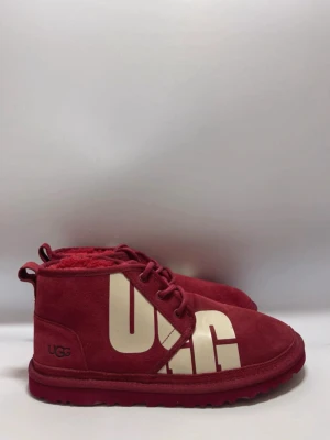  UGG skor - Säljer ett par sällsynta röda UGG boots i mocka med stor vit UGG-logga på. Skorna har snörning, rund tå och fluffigt foder på insidan för extra värme. Perfekta för kalla dagar och har en rejäl sula för bra grepp. Dessutom är de i riktigt bra skick!! Bara att höra av sig vid funderingar eller liknande☺️ Passar 43/44