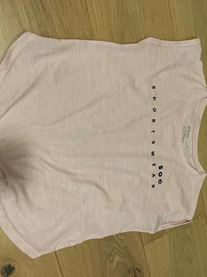 Rosa träningströja - Jättefin rosa träningströja i stretchat material. Den är lite luftig i passformen men perfekt att träna i💕Strl 146-152  I fint skick