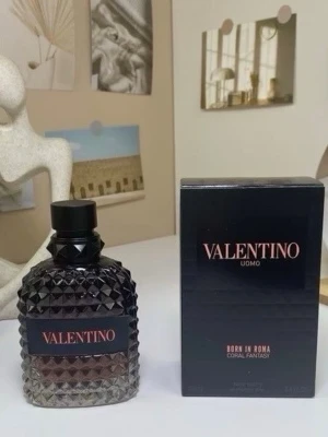 Valentino Uomo Born In Roma - Valentino Uomo Born In Roma Coral Fantasy, en parfym med modern och edgy design. Perfekt för dig som vill sticka ut och addera en lyxig touch till din stil. Volym: 90 ml.
