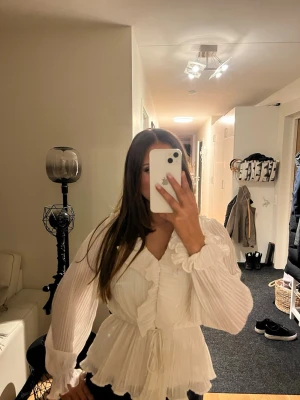 Vit blus med volang - Snygg vit blus med volanger.