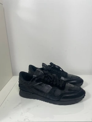 Valentino Rockrunner Skor  - Säljer nu dessa Valentino rockrunner skor, skriv för fler bilder/frågor🙌🏼