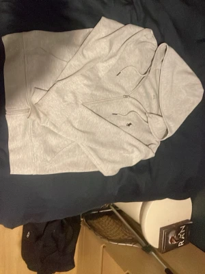 Grå Ralph lauren hoodie - Hej, säljer en ralph lauren hoodie för att den har blivit för liten o den används inte den e helt perfekt skick användes varsamt!