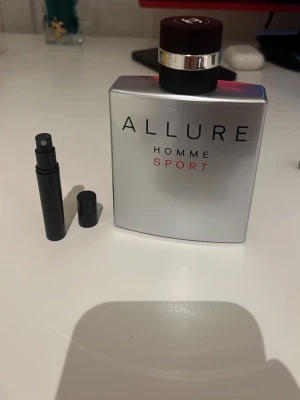 Allure Homme Sport Chanel - Väldigt fräsch och god sommar doft. Säljer bara 3ml samples av denna.