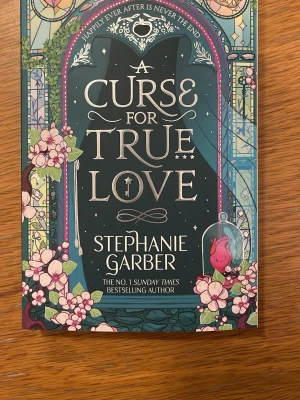 A Curse for True Love - En magisk och spännande bok om hjärta, kärlek och farliga val. Perfekt för dig som älskar sagor, romantik och episka äventyr. Sista delen i Once Upon a Broken Heart-trilogin, där kampen om lyckliga slut är allt annat än enkel. Helt ny och oläst.