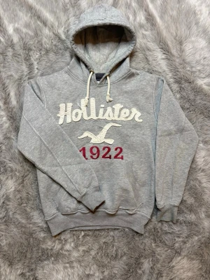 Hollister hoodie - Säljer denna sällsynta och mycket eftertraktade Hollister hoodie | Storlek S | Skick 9/10 | Vid eventuella frågor hör gärna av dig och erbjuder bra pris vid köp av bundle 😁✅