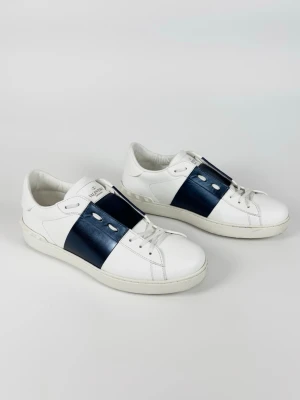 Valentino open skor - | Säljer ett par Valentino open sneakers i riktigt bra använt skick | Storlek: 43 | Enbart skorna ingår | Hör av dig vid frågor eller funderingar