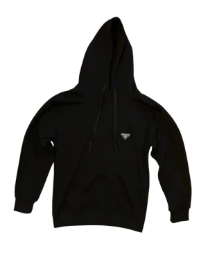 Prada Hoodie - Super fin tröja med en lyxigt triangel märke vid bröstet. Hoodien har inga defekter alls och pris kan inte sänkas med tanken på att den redan säljs billigt. Hör av vid funderingar