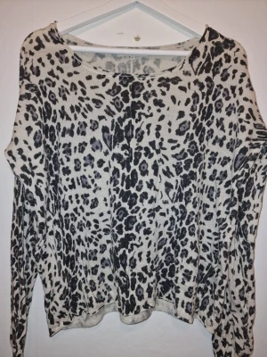 Leopardmönstrad stickad tröja Second Female - Vacker tröja från Second Female i leopardmönster. Perfekt för dig som vill ha en chill och trendig look.