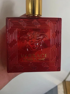 Versace Eros Flame 100ml EdP - Versace Eros Flame Eau de Parfum, 100 ml. Lukt av  Parfum, Aqua, citron, grönt. Jag säljer den eftersom jag inte gillade lukten.                         ( helt ny ) sprejat nästa alldrig 